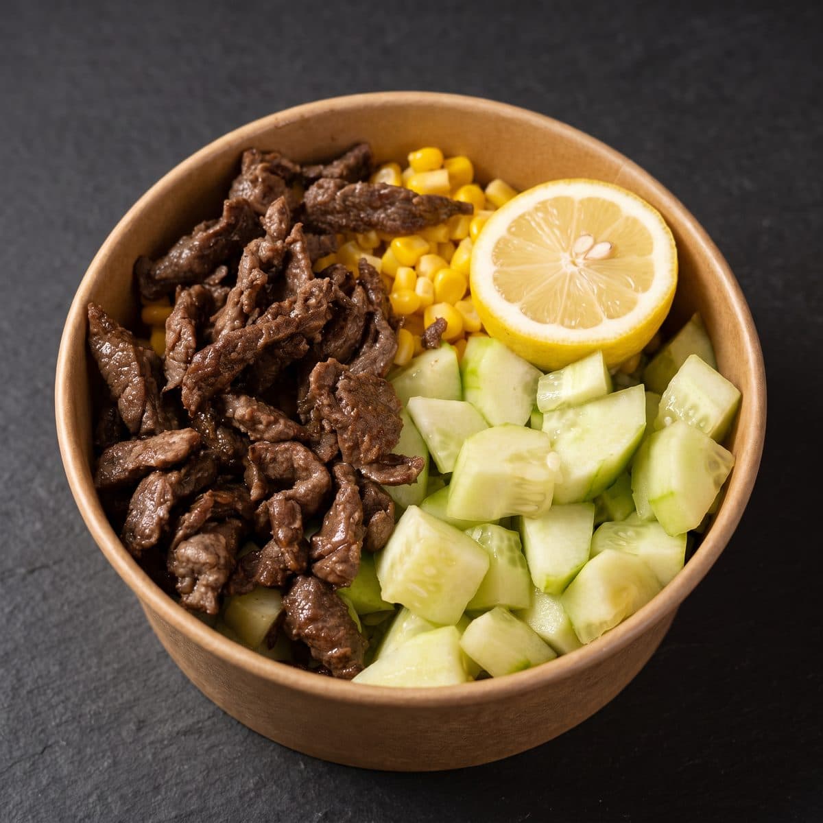 Bowl de carne con choclo, pepino y medio limón