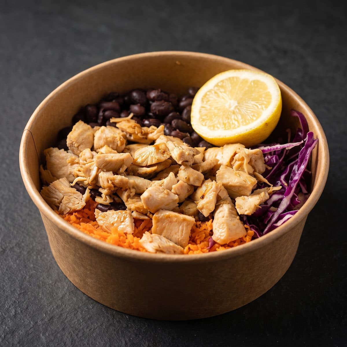 Bowl de pollo con zanahoria, porotos negros, repollo morado y limón