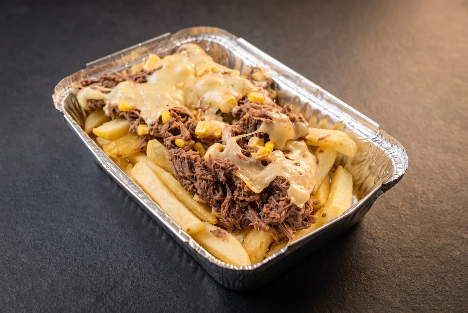 Bandeja de papas fritas con mechada