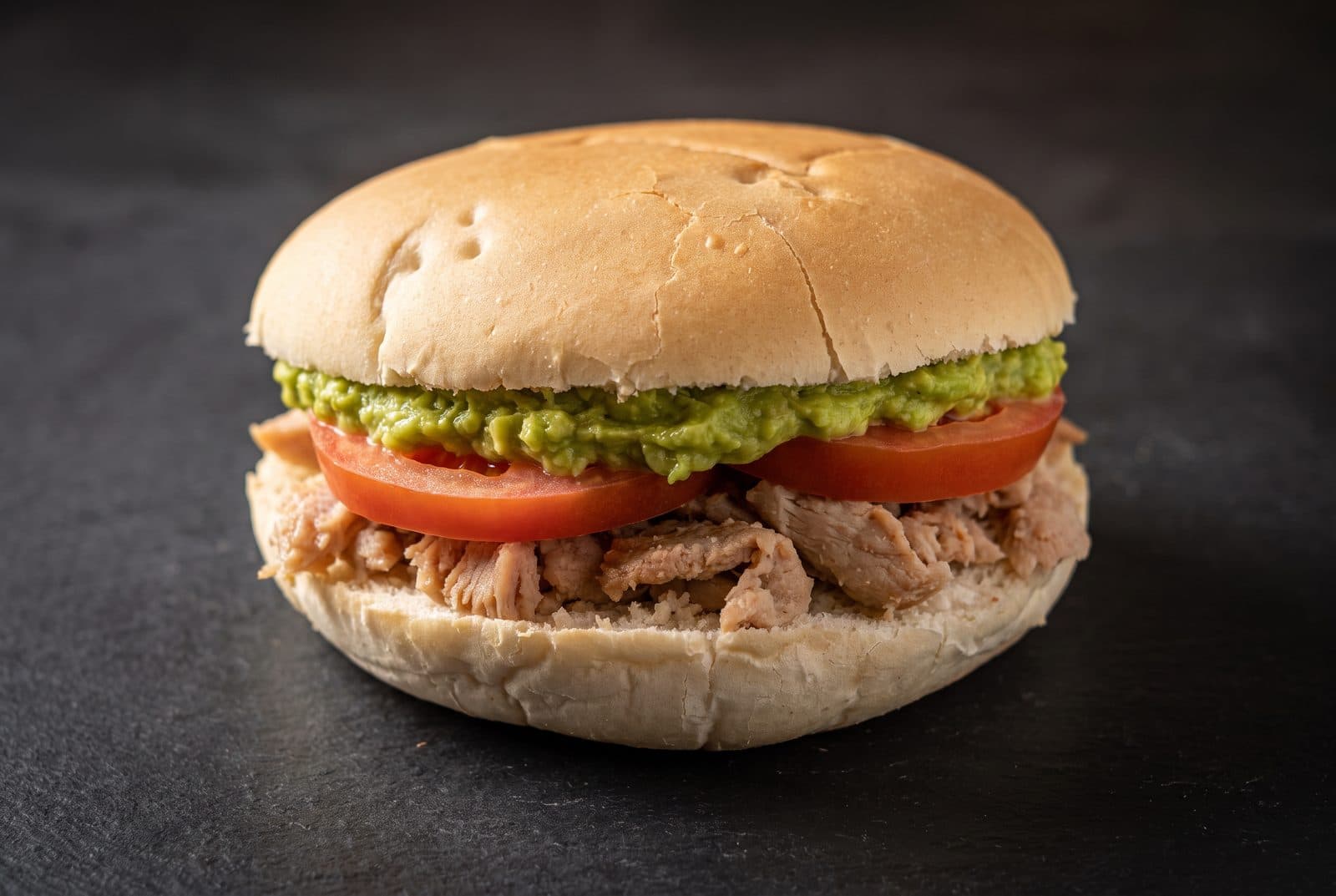 Sándwich con tomate y palta